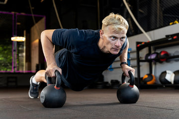 Närbild på man som tränar crossfit – illustration till artikel om kreatin och Tongkat Ali